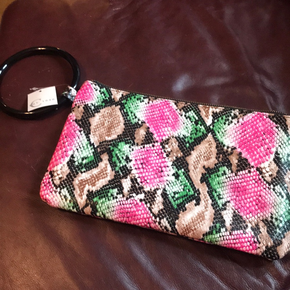 Extra large wristlet
